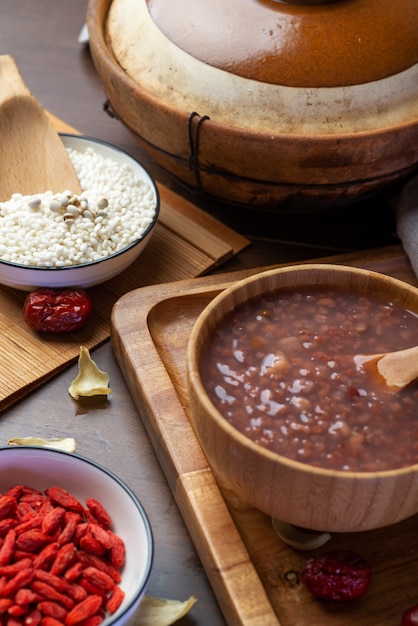 Comida chinesa. O delicioso mingau de oito tesouros está na mesa