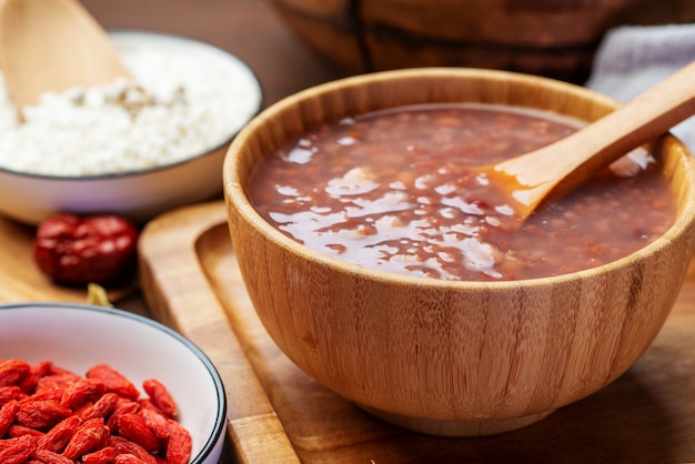 Comida chinesa. o delicioso mingau de oito tesouros está na mesa