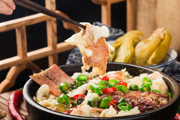 Comida chinesa Peixe cozido com repolho em conserva e chili Filetes de garoupa vermelha