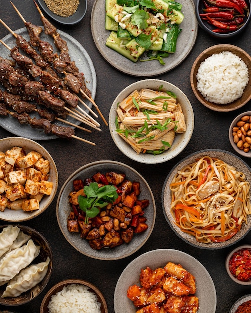 Comida chinesa pratos da cozinha tradicional chinesa em fundo escuro vista de cima cópia espaço