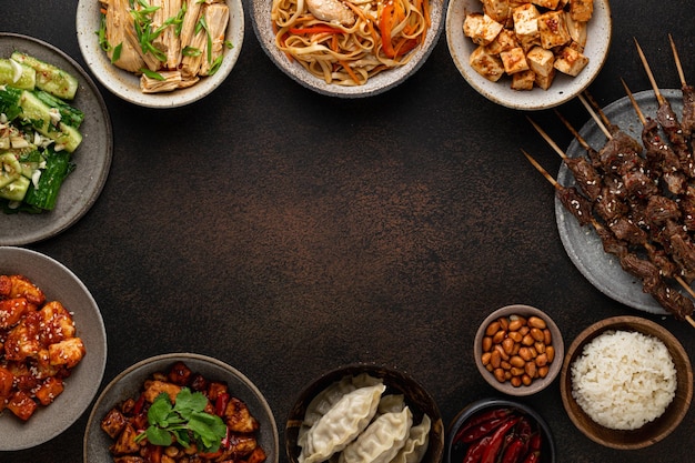 Comida chinesa pratos da cozinha tradicional chinesa em fundo escuro vista superior lugar para texto