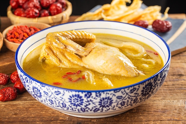 Foto comida chinesa sopa de frango com gelatina de peixe