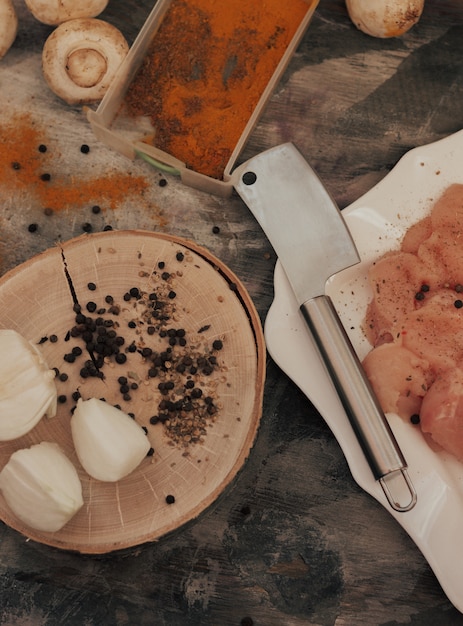 comida en la cocina carne setas cebollas especias en una rodaja de madera