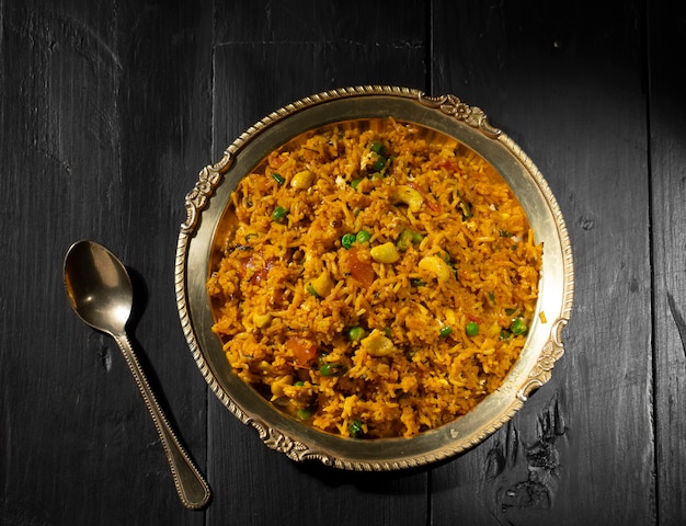 Comida de cocina india Kashmiri Pulao en madera