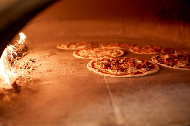 comida, cocina italiana y concepto de cocina: pizza horneada en horno en pizzería