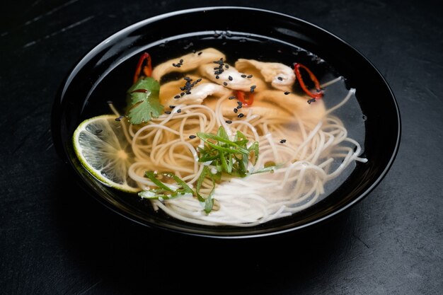 Comida de cocina oriental. comida tradicional. sopa de fideos y carne en un bol con verduras