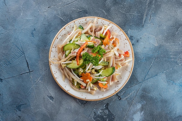 Comida de cocina vietnamita sobre fondo de textura gris