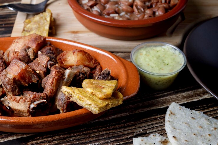 Foto comida colombiana tradicional com carne frita e feijão preto
