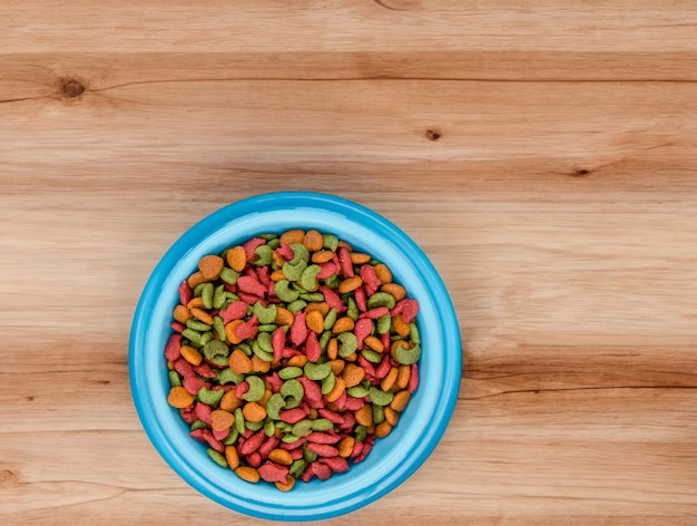 Comida colorida para animais de estimação e um arranjo de brinquedos com amplo espaço para cópias em um fundo vibrante