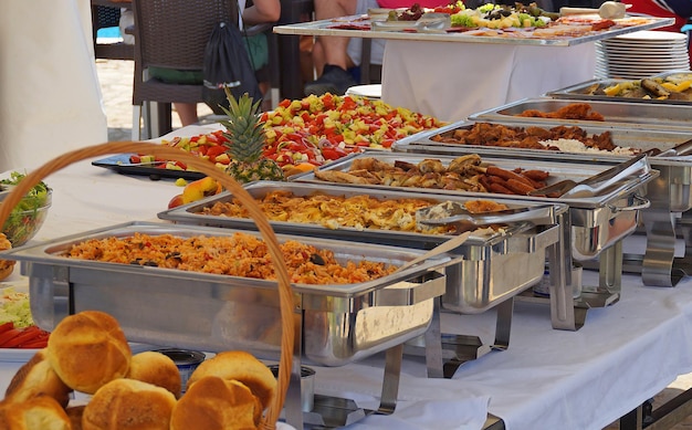 Comida colorida servida en un evento de hotel de clase