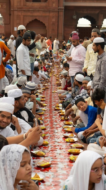 Comida comunal de Iftar durante el Ramadán en Delhi, India