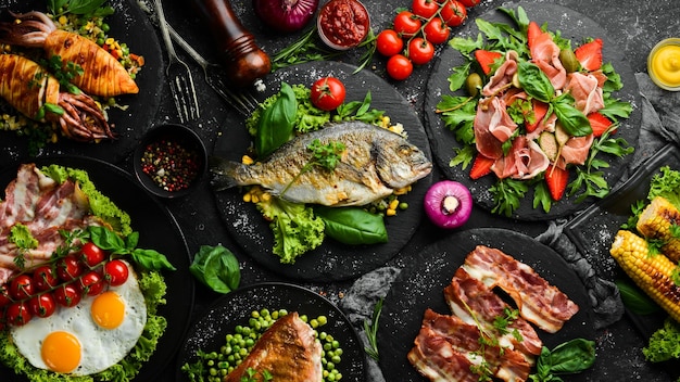 Comida Conjunto de pratos na mesa Pratos de carne, peixe e legumes Vista superior