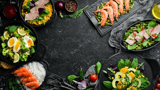 Comida Conjunto de pratos na mesa preta Pratos de carne e frutos do mar Estilo rústico