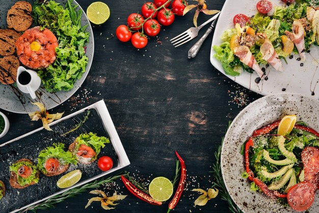 Comida Un conjunto de deliciosos platos y delicias Sobre un fondo de madera Vista superior Espacio de copia