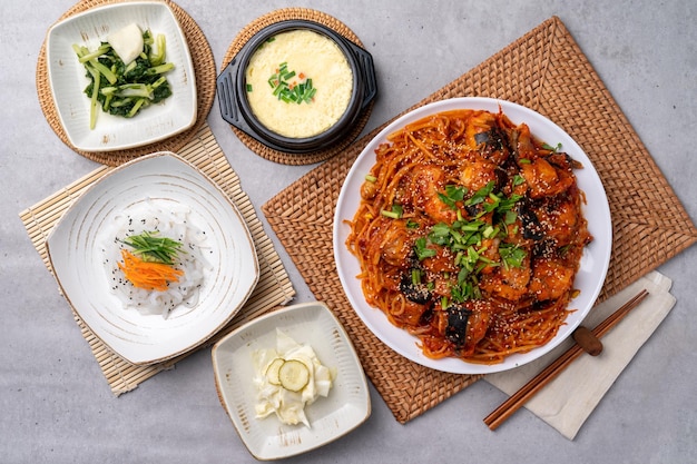 comida coreana carne cruda kimchi al vapor agu pollack pollack seco mariscos pollo asado acompañamiento platos al vapor huevos calamar