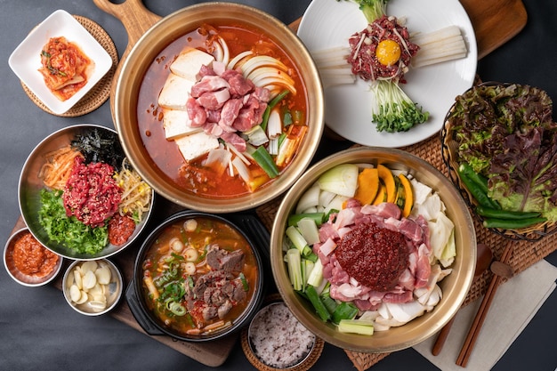 comida coreana carne de res carne de res bibimbap sopa de arroz carne cruda kimchi estofado estofado carne de res tartar acompañamiento tofu picante