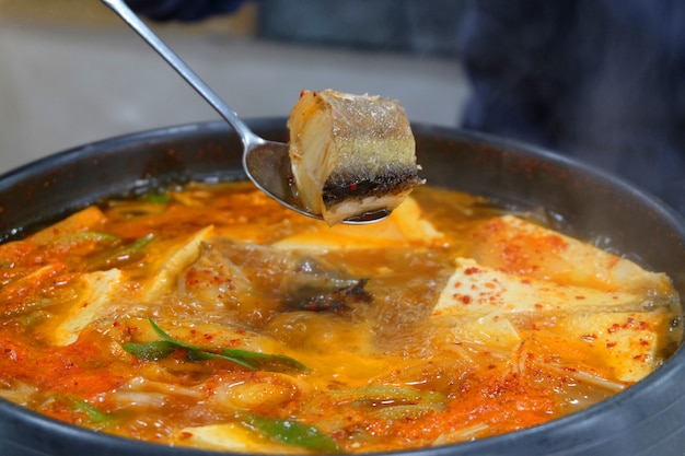 Comida coreana Dongtae Tang, estofado de abadejo picante en una olla caliente.