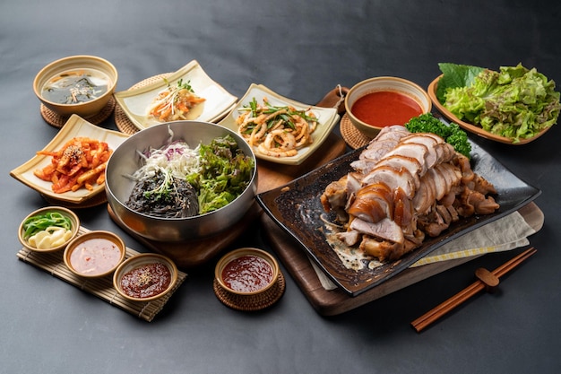 comida coreana jokbal carne de cerdo patas de cerdo bossam carne de porco hervida platos de acompañamiento kimchi marinada al vapor