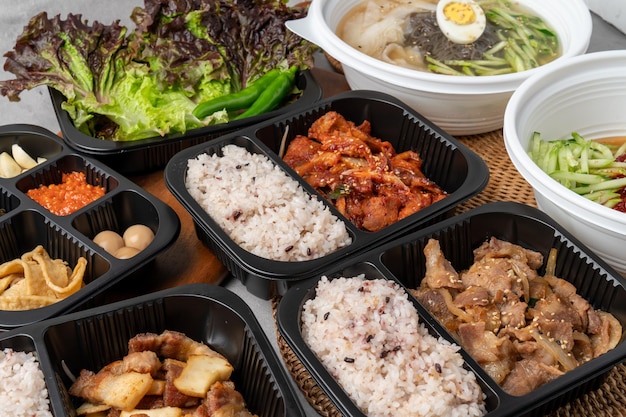 Comida coreana kimchi estofado caja de almuerzo carne de cerdo frita carne de porco bulgogi guarniciones tofu pan de cerdo lechuga costillas fideos fríos huevos de codorniz hojas de perilla arroz ajo pepino