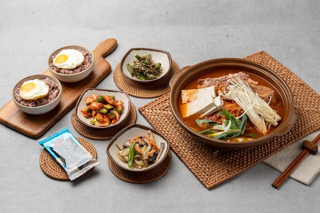 comida coreana mariscos agu jjim costillas enteras sopa kimchi dumplings carne almejas kalguksu erizo de mar huevos platos de acompañamiento tradiciones