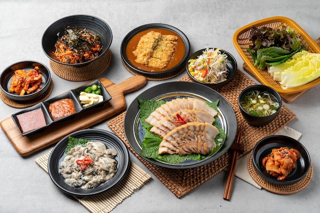 comida coreana pies de cerdo bossam picante carne de cerdo ostras de cerdo hervidas guarniciones kimchi repollo perilla hojas repollo ajo pimienta chuleta de cerdo