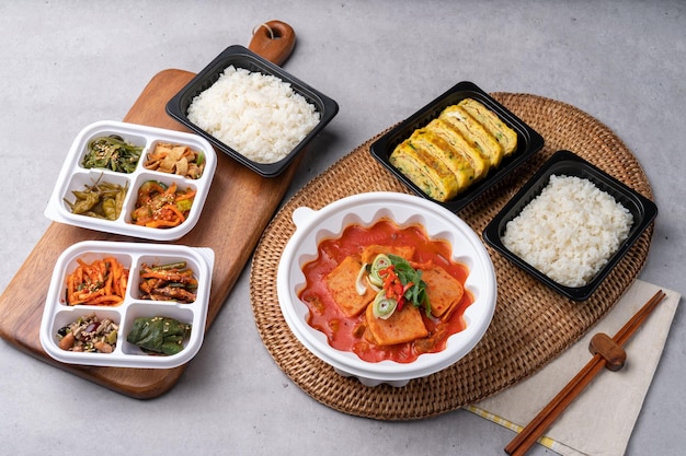 Comida coreana spam carne de cerdo pimienta roja picante pasta estofado calamar revuelto platos de acompañamiento arroz rollo de huevo frijoles perilla hojas de algas marinas