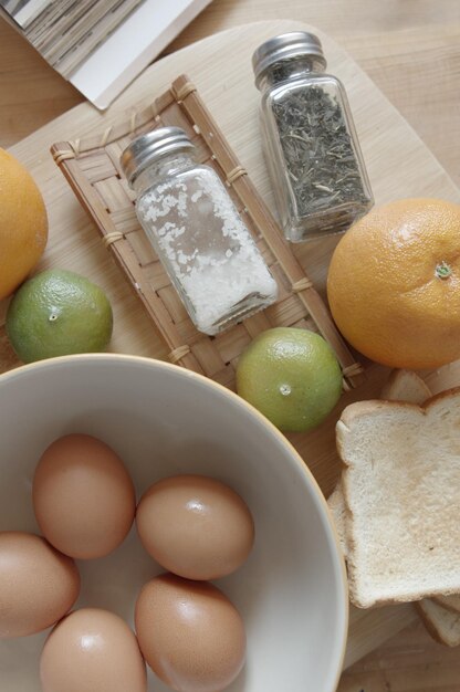 Foto comida cruda en la mesa de la cocina en casa