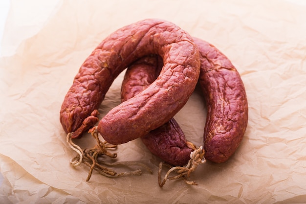 Comida, culinária nacional e delicioso conceito - linguiça de carne de cavalo.