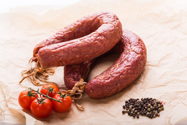 Comida, culinária nacional e delicioso conceito - linguiça feita com carne de cavalo.