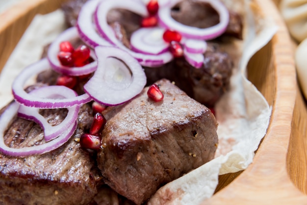 Comida da cozinha georgiana. Carne grelhada com khinkali. Restaurante georgiano.