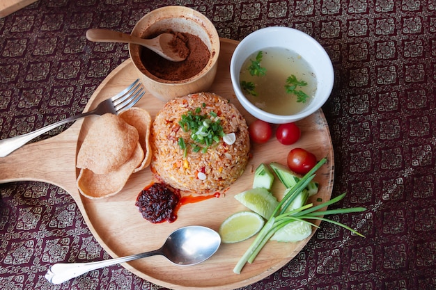 Comida de arroz frito tailandês Em uma tábua de madeira