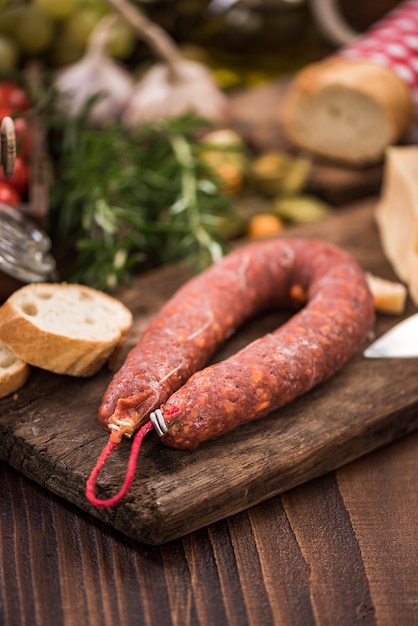 Comida de bar de tapa de salsicha de chouriço espanhol