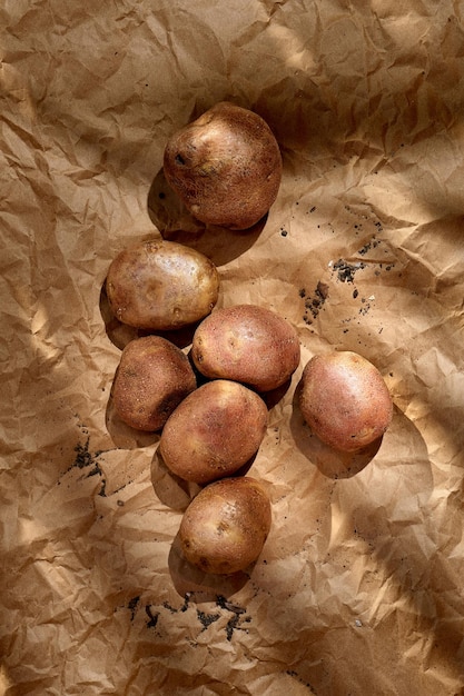 Comida de batata crua Batatas frescas orgânicas em papel Vista superior