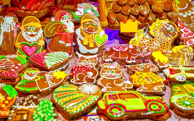 Comida de biscoitos de gengibre no mercado de Natal na Europa no inverno. Rua da noite alemã Natal e feira de férias na cidade ou vila europeia, dezembro. Riga da Letônia