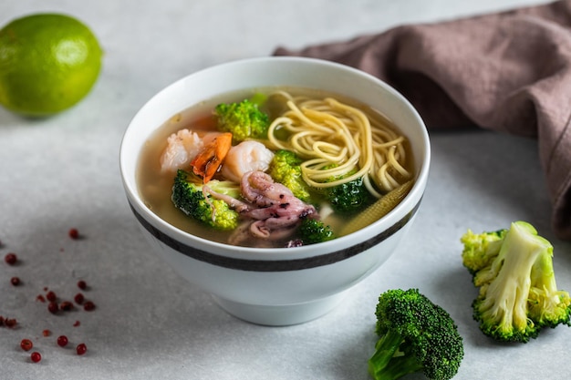 Comida de brócolis e leguminosa de ervilha com sopa quente e azeda Dieta saudável com leguminosas frutas secas