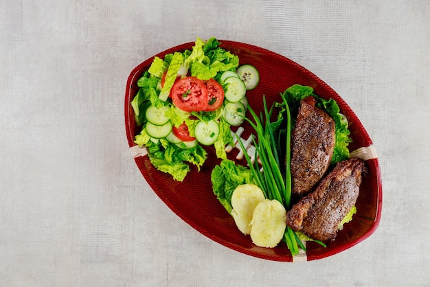 Comida de catering para festa de futebol americano. bife com salada.