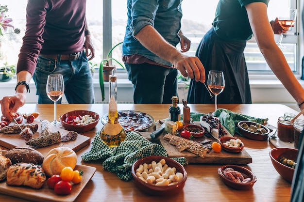 Comida de dedo na mesa, as pessoas gostam de aperitivos e tapas