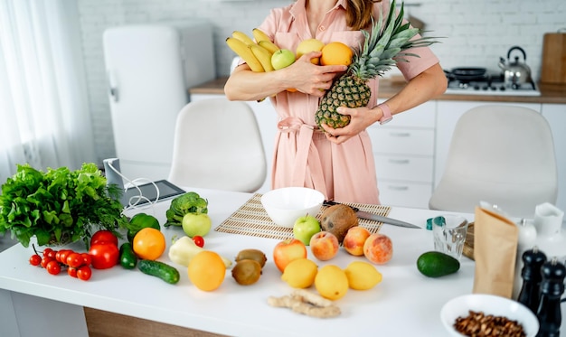 Comida de dieta saudável na mesa. Mulher cozinhando com alimentos orgânicos frescos. Refeição vegana.