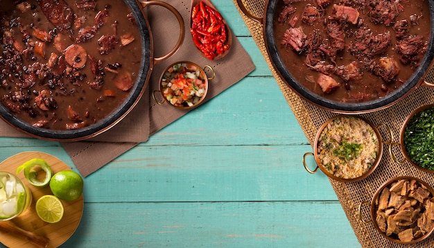 Comida de feijoada brasileira. vista do topo