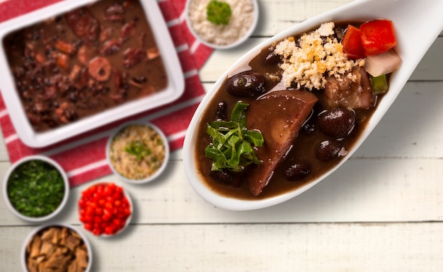 Comida de feijoada brasileira. vista do topo