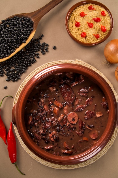 Comida de feijoada brasileira. vista superior com espaço de cópia