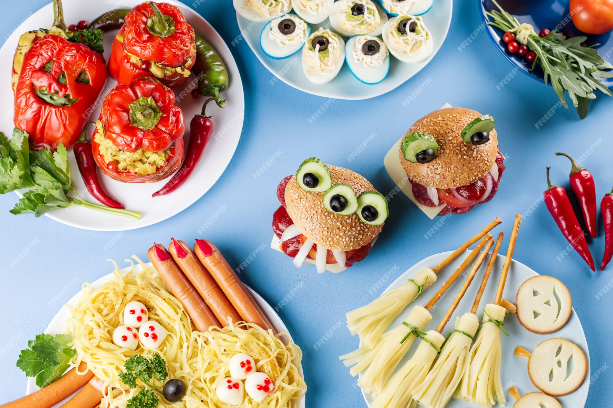 Foto de Rostos Assustadores De Pimenta De Halloween Com Olhos Googly e mais  fotos de stock de Alimentação Saudável - iStock