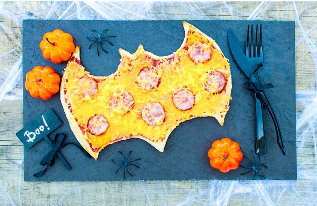 Comida de halloween para pizza de crianças. crianças festejam comida louca e divertida