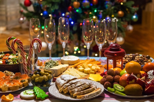 Comida de jantar de feriado de natal na mesa foco seletivo