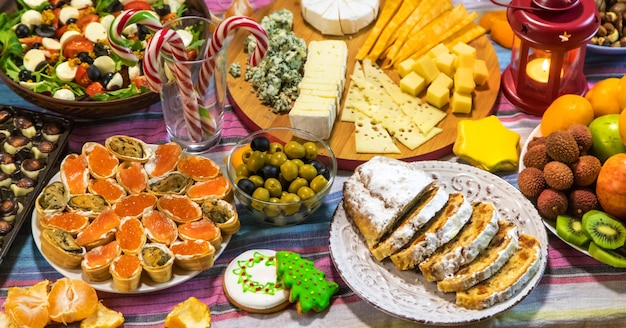 Comida de jantar de feriado de natal na mesa foco seletivo