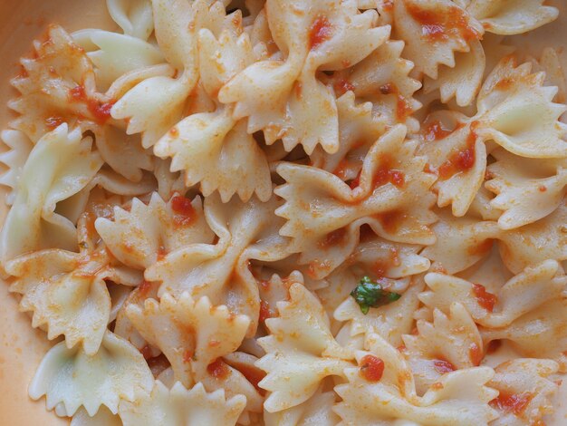 Comida de macarrão farfalle