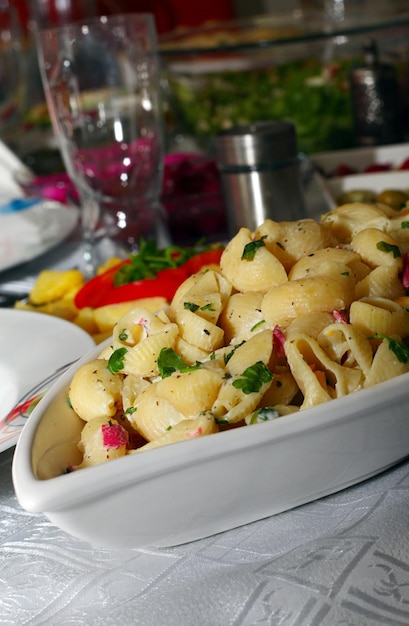 Comida de macarrão saudável e deliciosa na mesa de jantar