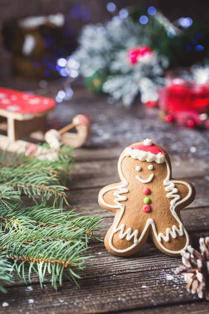 Foto comida de natal. biscoito de homem-biscoito num cenário de natal. sobremesa de natal