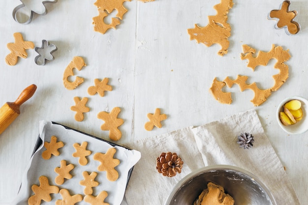 Comida de natal massa crua cozinhar biscoitos de gengibre homem vista superior sobremesa de natal plana leigos