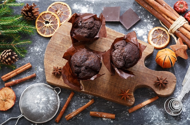 Comida de natal. queques de chocolate na mesa de madeira